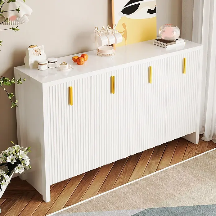 SONNENH Kommode mit 4 Rillentüren und Goldgriffen, Weiß -  - Weißes geriffeltes Sideboard mit goldfarbenen Griffen, dekoriert in einem Wohnbereich.