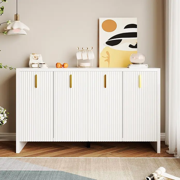 SONNENH Kommode mit 4 Rillentüren und Goldgriffen, Weiß -  - Ein weißes Sideboard mit gerillten Türen und goldenen Griffen in einem Raum. Es hat vier Türen und Gegenstände auf seiner Oberfläche.