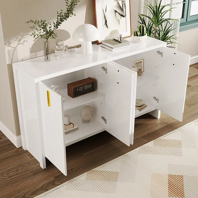 SONNENH Kommode mit 4 Rillentüren und Goldgriffen, Weiß -  - Weißes Hochglanz-Sideboard mit mehreren Staufächertüren, teilweise offen mit Regalen und Dekoartikeln. Gelber Griff an der linken Tür.