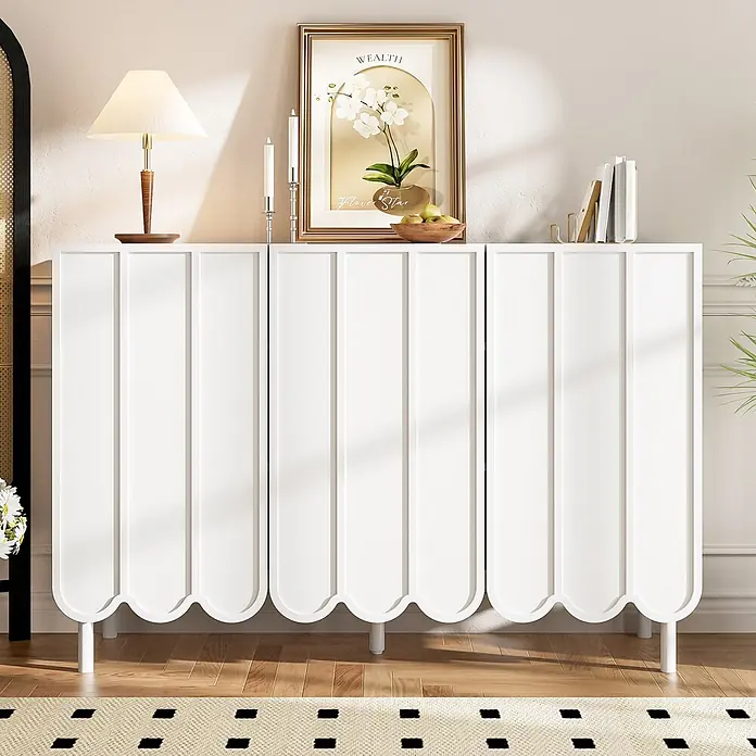 SONNENH Kommode - Weiß, Anzahl Schubladen: 0 Stk. - Weißes Sideboard mit geriffelten Paneeltüren und gewelltem Sockel, als Stauraum im Wohnbereich genutzt.