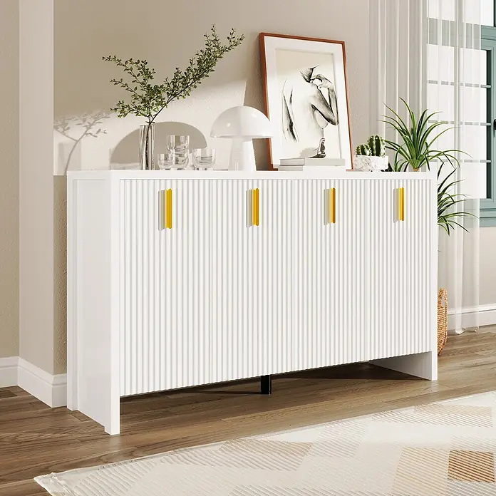 SONNENH Kommode mit 4 Rillentüren und Goldgriffen, Weiß -  - Weißer geriffelter Schrank mit gelben Griffen in einem Wohnzimmer.