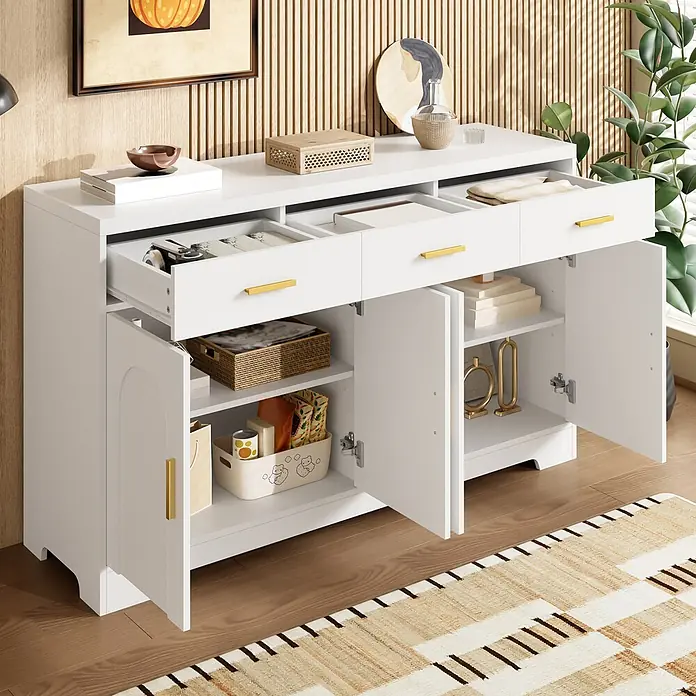 SONNENH Kommode mit Bogenrelief und 3 Schubladen, Weiß -  - Weißes Sideboard mit goldenen Griffen, drei Schubladen und drei Schranktüren, teilweise geöffnet, zeigt Stauraum für Haushaltsgegenstände.