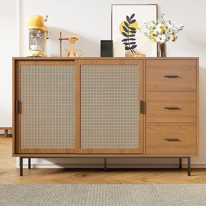 SONNENH Kommode - Natur, Anzahl Schubladen: 3 Stk. - Heller Holzschrank mit zwei Rattan-Schiebetüren und drei Schubladen, auf dunklen Beinen.