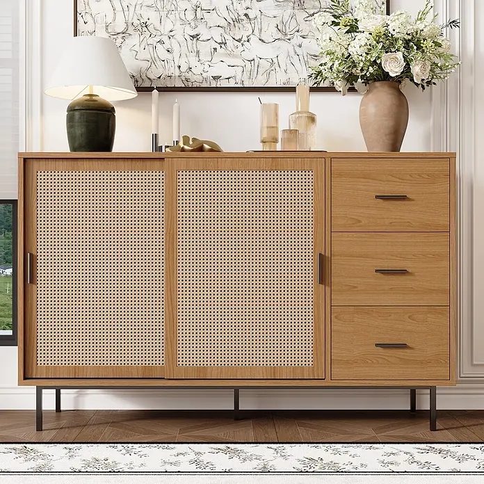 SONNENH Kommode - Natur, Anzahl Schubladen: 3 Stk. - Holzanrichte mit Rattan-Schiebetüren, drei Schubladen und schwarzen Metallbeinen, dekoriert im Wohnzimmer.