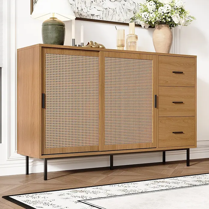 SONNENH Kommode - Natur, Anzahl Schubladen: 3 Stk. - Helles Sideboard aus Holz mit Rattanschiebetüren, drei Schubladen und schwarzen Beinen, in einem Raum inszeniert.
