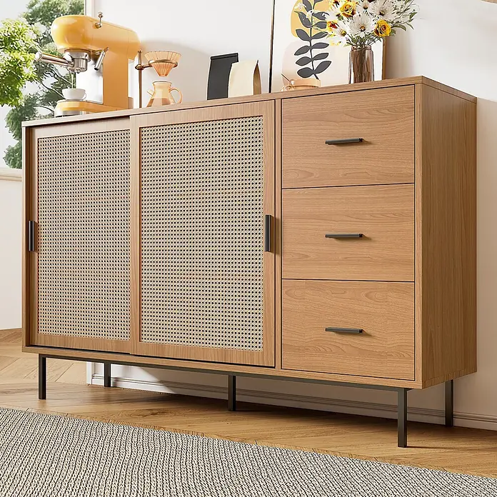 SONNENH Kommode - Natur, Anzahl Schubladen: 3 Stk. - Hellbrauner Holzschrank mit Rattanschiebetüren und drei Schubladen, auf schwarzen Metallbeinen, in einem modernen Wohnraum.