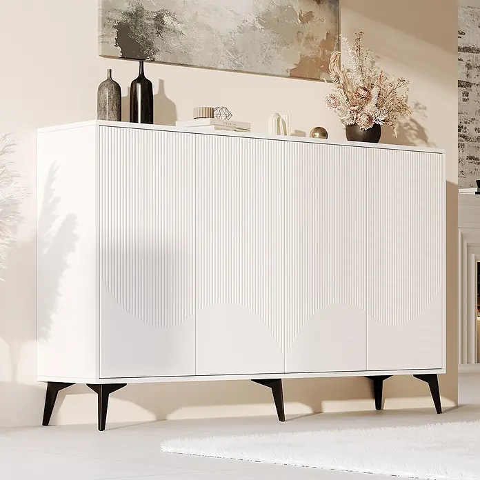 SONNENH Kommode mit 4 Rillentüren und Drucköffnung, Weiß -  - Ein weißes Sideboard mit geriffelten Türen und schwarzen Beinen, mit dezentem Wellenmuster, in einem modernen Wohnraum.