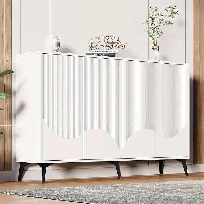 SONNENH Kommode mit 4 Rillentüren und Drucköffnung, Weiß -  - Ein weißes modernes Sideboard mit geriffelten Türen und schwarzen Beinen, dekoriert in einem zeitgenössischen Raum.