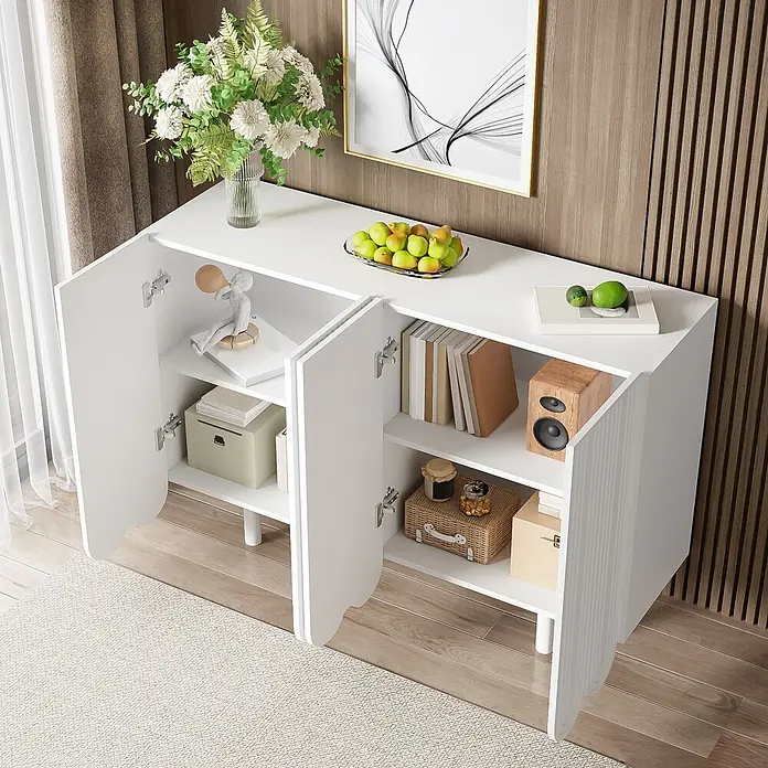 SONNENH Kommode - Weiß, Anzahl Schubladen: 0 Stk. - Weißes Sideboard aus Holz mit leicht geöffneten Türen, das Innenfächer mit Büchern und Dekorationen zeigt und einen modernen Wohnraum bereichert.