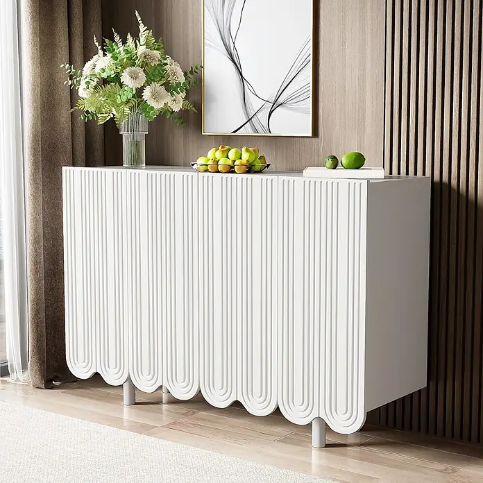 SONNENH Kommode - Weiß, Anzahl Schubladen: 0 Stk. - Weißes geripptes Sideboard mit gewelltem Boden und kurzen Beinen, in modernem Raum dekoriert.