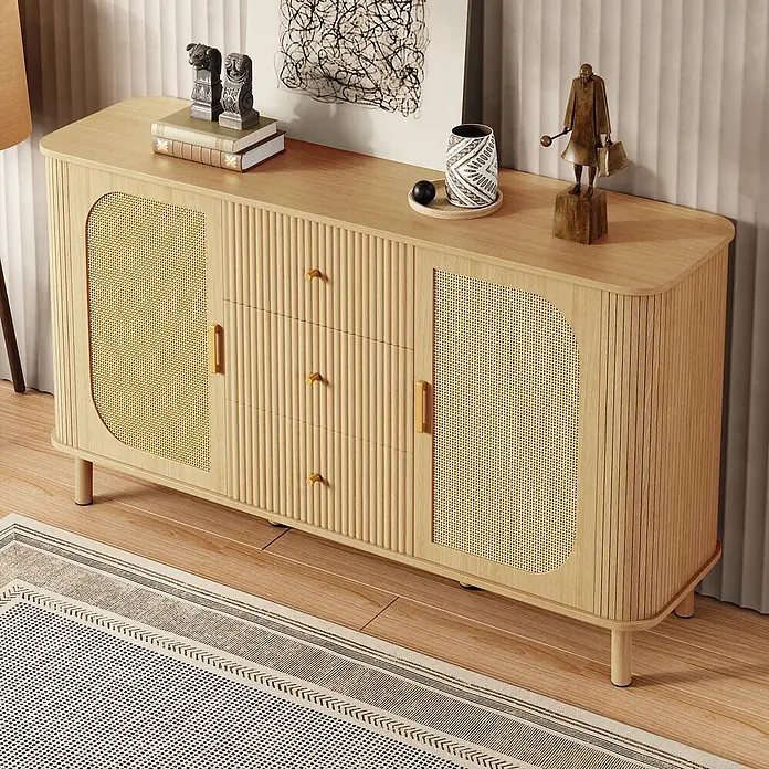 SONNENH Kommode - Natur, Anzahl Schubladen: 3 Stk. - Helles Holz-Sideboard mit Rattan-Türen und geriffelten Schubladen, dekoriert.