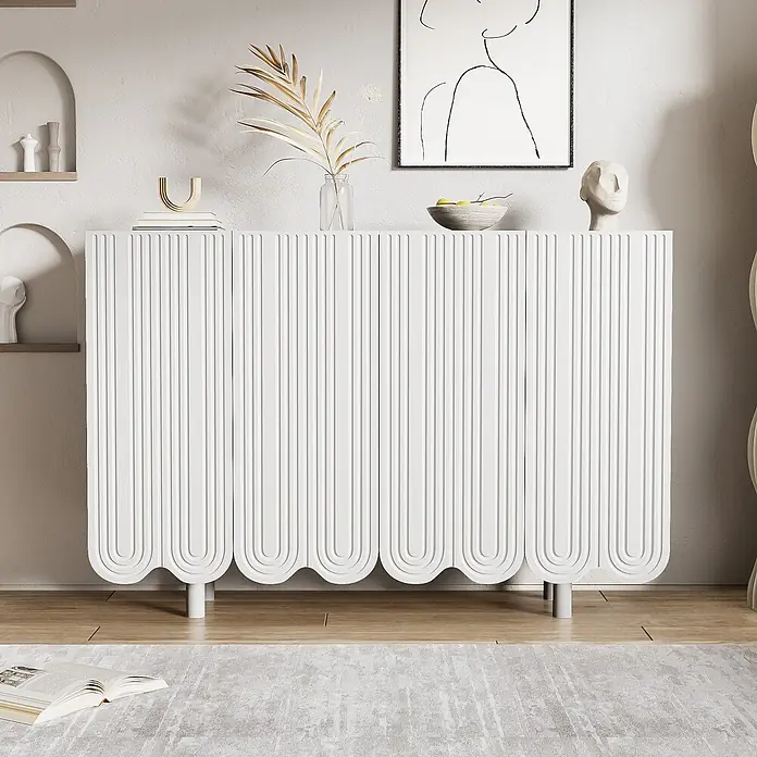 SONNENH Kommode - Weiß, Anzahl Schubladen: 0 Stk. - Weißes geriffeltes Sideboard mit gewölbten Details, dekoriert in einem modernen Wohnzimmer.