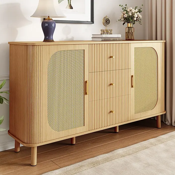 SONNENH Kommode - Natur, Anzahl Schubladen: 3 Stk. - Sideboard aus Naturholz mit Wiener Geflecht-Türen und gerillten Schubladenfronten, in einem Wohnzimmer mit Dekoartikeln.