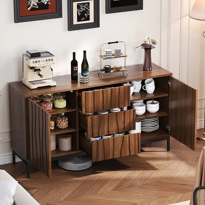 SONNENH Kommode - Dunkelbraun, Anzahl Schubladen: 3 Stk. - Dunkelbraunes Holz-Buffetschrank mit texturierten Türen und Schubladen, zeigt Küchenutensilien, Kaffeemaschine und Wein im Essbereich.