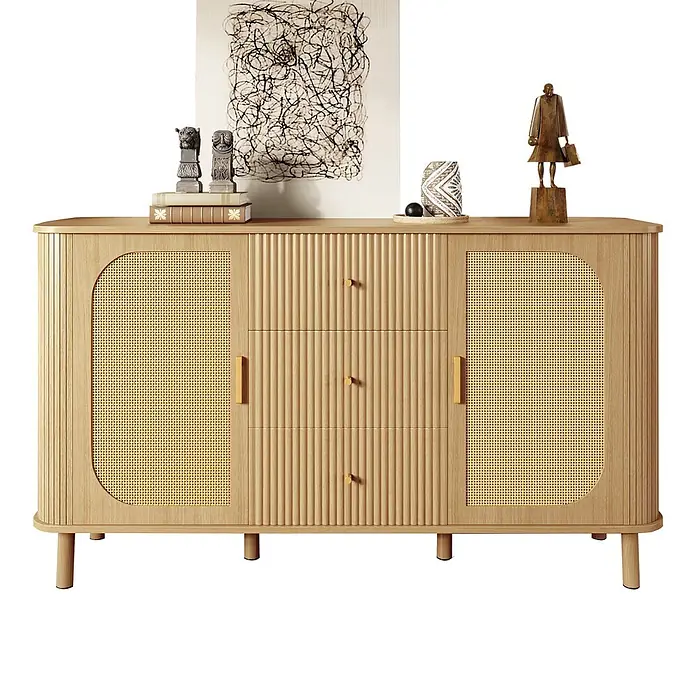 SONNENH Kommode - Natur, Anzahl Schubladen: 3 Stk. - Sideboard aus hellem Holz mit geriffelten Details, zwei Rattan-Türen, drei Schubladen und goldener Hardware.