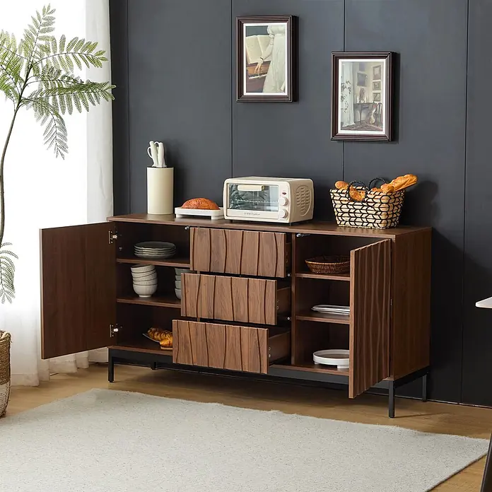 SONNENH Kommode - Dunkelbraun, Anzahl Schubladen: 3 Stk. - Dunkelbraunes Sideboard aus Holz mit geriffelten Schubladenfronten und offenen Türen, Geschirr zeigend, in modernem Essbereich.