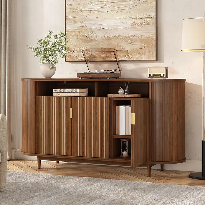 SONNENH Kommode - Walnussoptik, Anzahl Schubladen: 0 Stk. - Ein dunkelbraunes Holz-Sideboard mit geriffelten Türen und goldenen Griffen, das Plattenspieler und Deko in einem Wohnzimmer beherbergt.