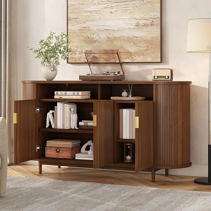 SONNENH Kommode - Walnussoptik, Anzahl Schubladen: 0 Stk. - Dunkelbrauner Holzschrank mit zwei geöffneten Türen, Bücher und Dekorationen zeigend, in einem Wohnzimmer.