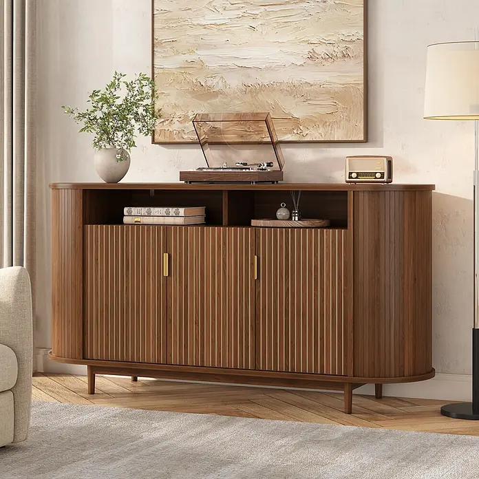 SONNENH Kommode - Walnussoptik, Anzahl Schubladen: 0 Stk. - Dunkler Holzschrank im Mid-Century-Stil mit gerillten Türen als Mediencouchtisch im Wohnzimmer, mit Plattenspieler, Pflanze und Büchern.