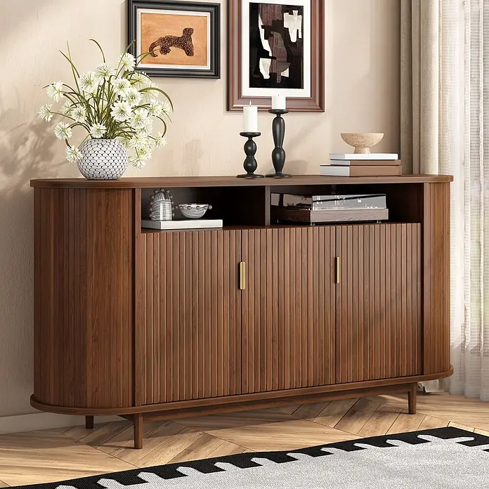 SONNENH Kommode - Walnussoptik, Anzahl Schubladen: 0 Stk. - Dunkelbrauner Holzschrank mit geriffelten Türen und offenen Fächern, verziert mit Dekoartikeln, passend zu einem Mid-Century-Modern-Wohnraum.
