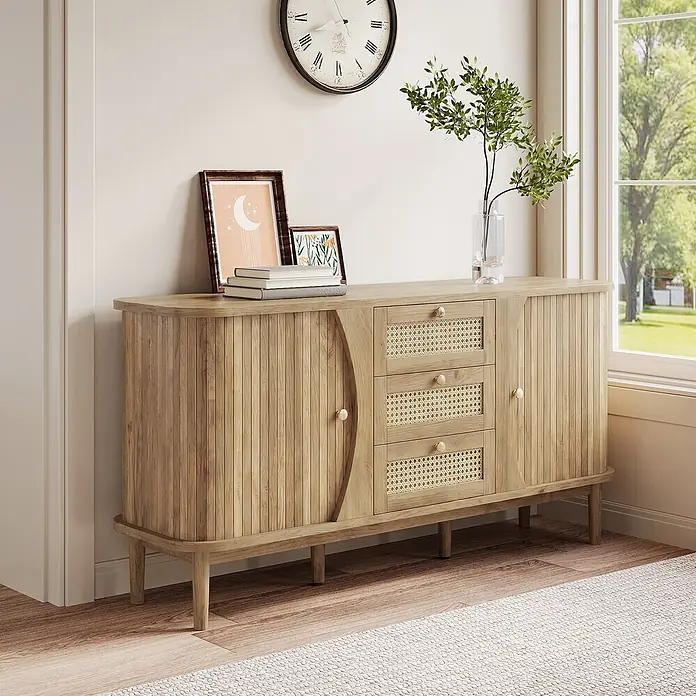 SONNENH Kommode mit Schiebetüren und 3 Flechtschubladen, Natur -  - Helles Holz Sideboard mit gerippten Türen und Rattan-Schubladen, dekoriert in einem Raum.