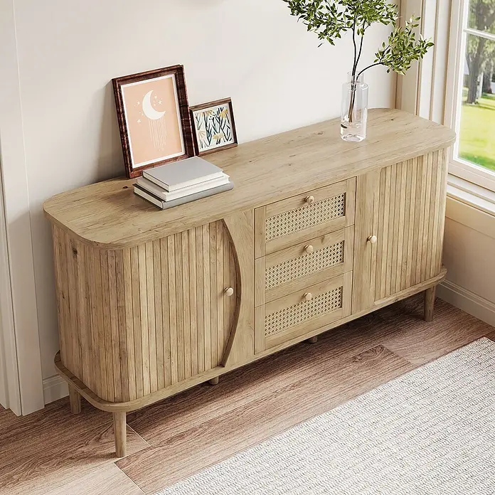 SONNENH Kommode mit Schiebetüren und 3 Flechtschubladen, Natur -  - Helles Holz-Sideboard mit geriffelten Türen, Rattan-Schubladenfronten und runden Holzknöpfen, in einem Raum stehend.