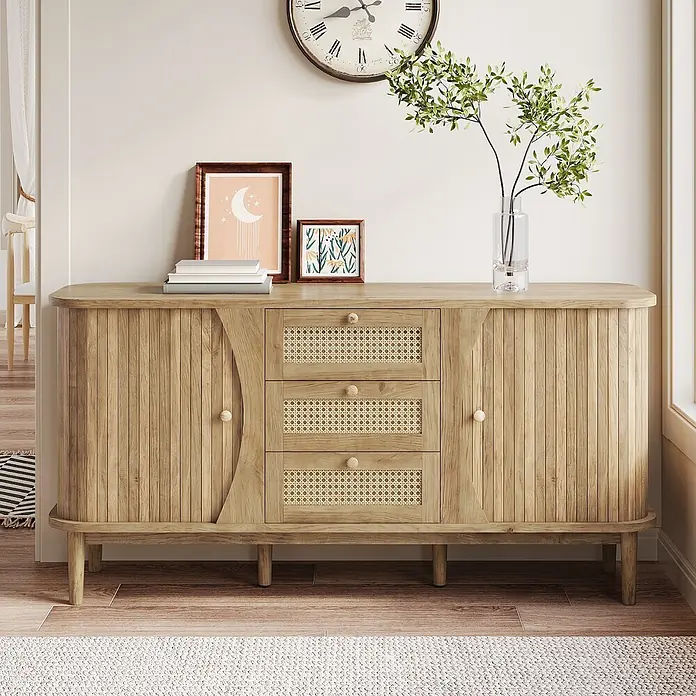 SONNENH Kommode mit Schiebetüren und 3 Flechtschubladen, Natur -  - Sideboard aus hellem Holz mit gerillten Türen und Rattan-Schubladen, als Stauraum und Dekoration in einem Wohnraum.