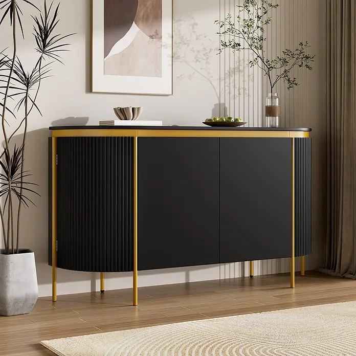 SONNENH Kommode - Schwarz/Gold, Anzahl Schubladen: 0 Stk. - Elegantes schwarzes Sideboard mit goldener Zierleiste und gerippten Türen, dekoriert in einem stilvollen Wohnzimmer.