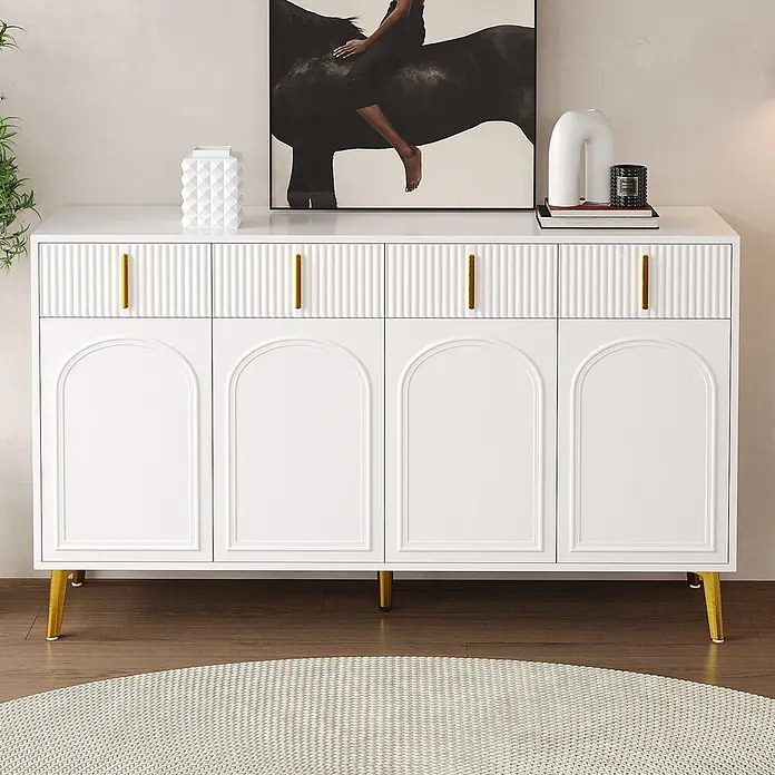 SONNENH Kommode - Weiß/Gold, Anzahl Schubladen: 4 Stk. - Weißes modernes Sideboard mit geriffelten Schubladen, Bogentüren und goldenen Griffen/Beinen, in einem Raum präsentiert.