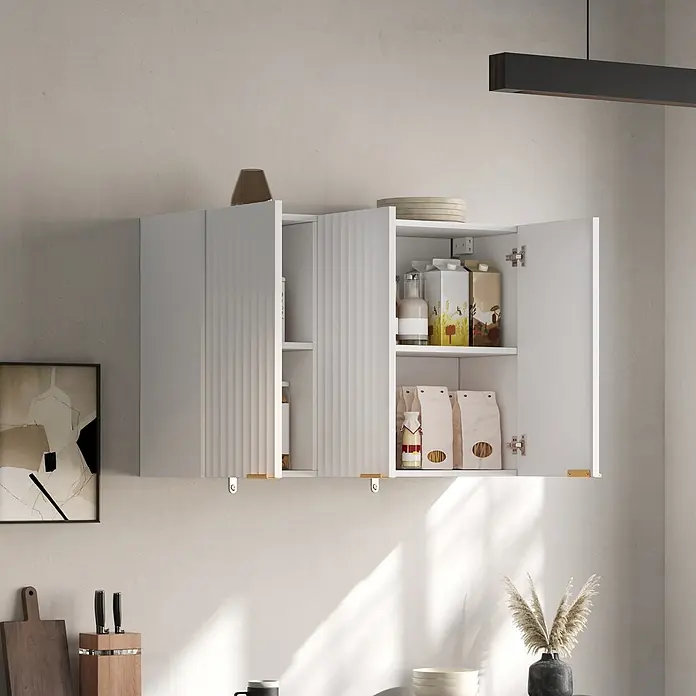 SONNENH Hängeschrank mit 3 geriffelten Türen, Weiß -  - Weiße wandmontierte Küchenschränke mit goldenen Akzenten, zwei offene Türen zeigen Lebensmittel und Küchenutensilien.