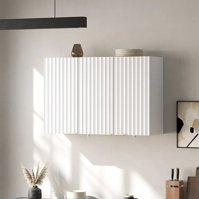 SONNENH Hängeschrank mit 3 geriffelten Türen, Weiß -  - Drei weiße Wandschränke mit geriffelten Türen und goldenen Griffen, an der Wand in einem Wohnraum montiert.