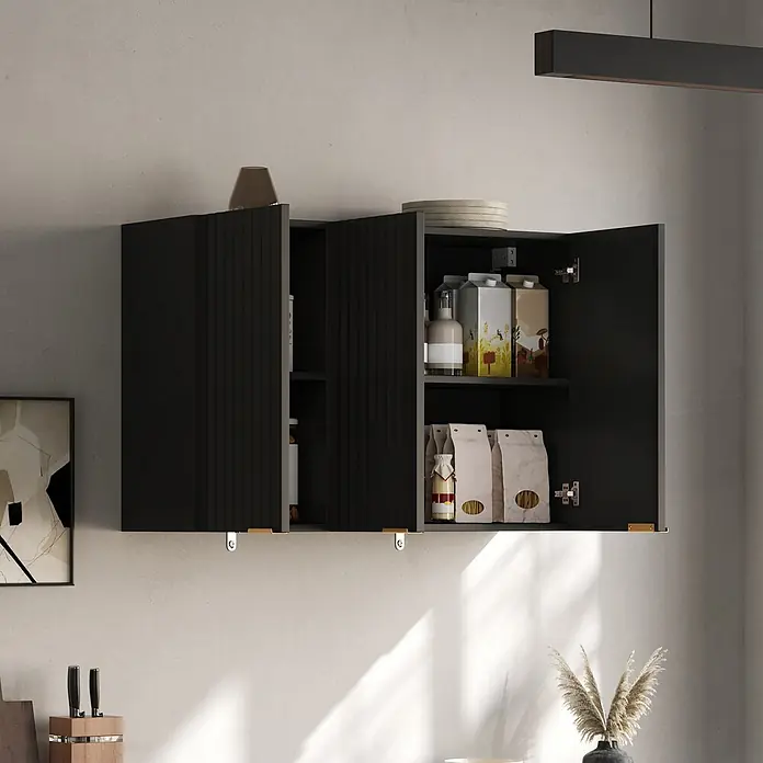 SONNENH Hängeschrank mit 3 geriffelten Türen, Schwarz -  - Ein schwarzer Wandschrank mit geriffelten Türen, offen mit Küchenbedarf in modernem Ambiente.