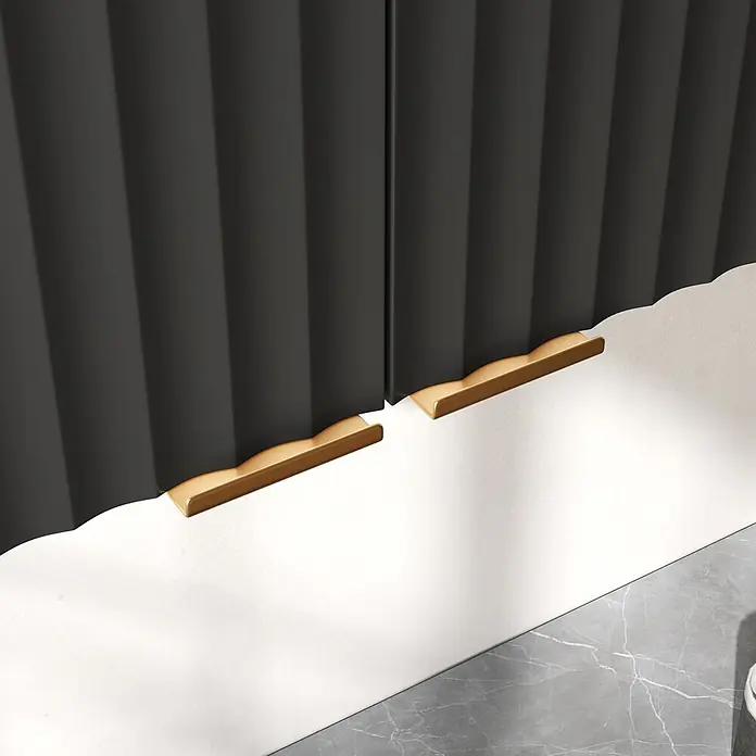 SONNENH Hängeschrank mit 3 geriffelten Türen, Schwarz -  - Zwei goldfarbene, wellenförmige Schrankgriffe an einer dunkelgrauen Tür zum Öffnen.