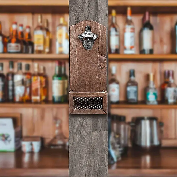 SONNENH Flaschenöffner - Holz - Wandmontierter Flaschenöffner aus Holz mit Metallöffner und Gitter-Kapselfänger, in einer verschwommenen Barumgebung.