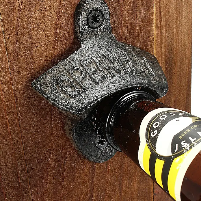 SONNENH Flaschenöffner - Holz, Montageart: Schrauben - Schwarzer Wandflaschenöffner aus Gusseisen mit „OPEN ME“-Prägung, öffnet eine Goose Island Bierflasche an Holzwand.