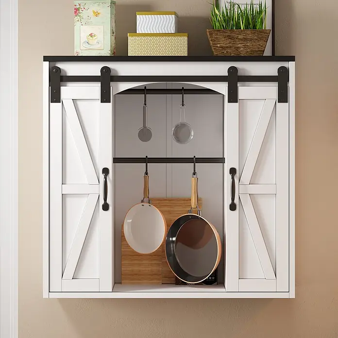 SONNENH Hängeschrank - B x T x H: 80 x 31 x 76 cm, Weiß/Schwarz - Weißer Wandschrank im Scheunentor-Stil mit schwarzen Beschlägen, enthält Küchenutensilien, Pfannen und Schneidebretter.