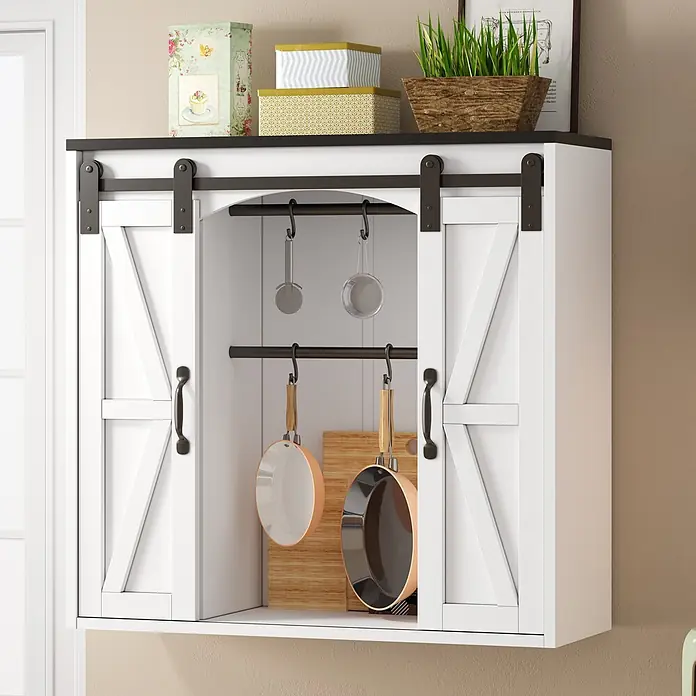 SONNENH Hängeschrank - B x T x H: 80 x 31 x 76 cm, Weiß/Schwarz - Weißer Küchenwandschrank mit schwarzem Schiebetürbeschlag, in dem Töpfe und Utensilien hängen, oben dekoriert.