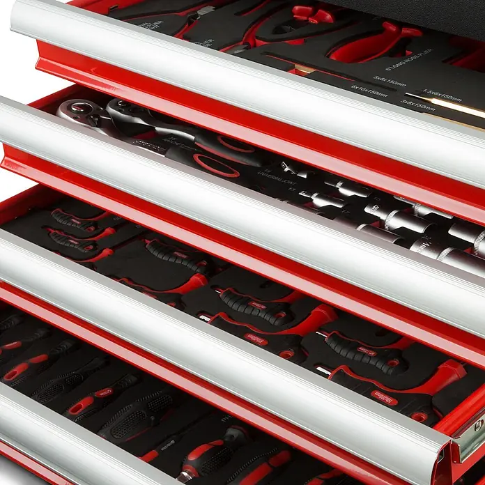 EBERTH Werkzeugkoffer Werkzeugkiste 135-tlg., 4 Schubladen, Stahl, abschließbar, rot - 134 -tlg. - Roter Metallwerkzeugkasten mit mehreren offenen Schubladen, die organisierte Handwerkzeuge in schwarzen Schaumstoffeinlagen zeigen.
