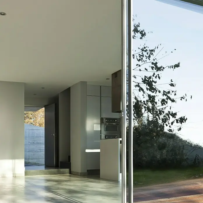 D-c-fix Spiegel-Sichtschutzfolie - 150 x 90 cm, Spiegeleffekt, Selbstklebend - Blick auf ein modernes Küchendesign mit klaren Linien, integrierten Geräten und einem minimalistischen Insel-Element.