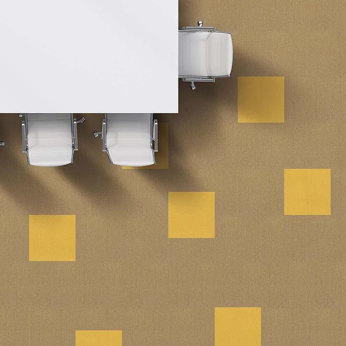 Floordirekt Teppichfliese Edinburgh - 50 x 50 cm - 0,25 m² - Beige -  - Draufsicht auf einen weißen Bürotisch mit weißen Stühlen auf braunem Teppich mit gelben Quadraten.
