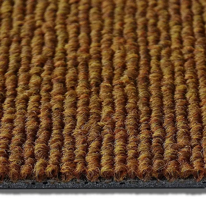 Floordirekt Teppichfliese Lyonn - 50 x 50 cm - 0,25 m² - Gelb -  - Nahaufnahme einer gerippten, braunen Eingangsmatte mit dunkelgrauer Rückseite, die ihre faserige, schmutzfangende Textur zeigt.