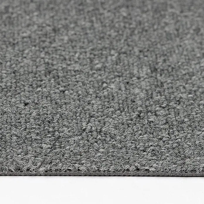 Floordirekt Teppichfliese Edinburgh - 50 x 50 cm - 0,25 m² - Hellgrau -  - Grauer, strukturierter Teppich mit sichtbarer Kante, der die Schlingenoberfläche und eine dunkelgraue Rückseite zeigt.