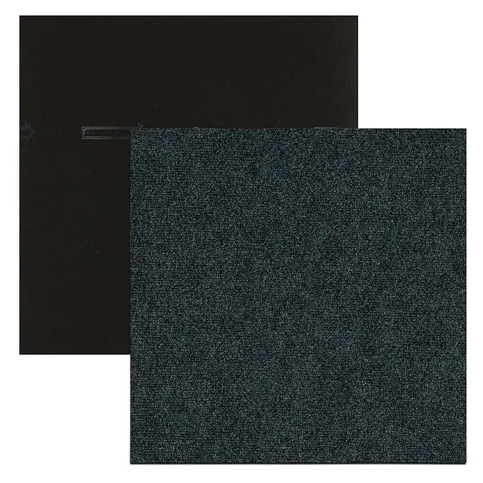 Floordirekt Teppichfliese Basel - 50 x 50 cm - 0,25 m² - Grün -  - Dunkelblau-graue modulare Teppichfliese mit texturierter Oberseite und schwarzer Rückseite mit Installationspfeil.