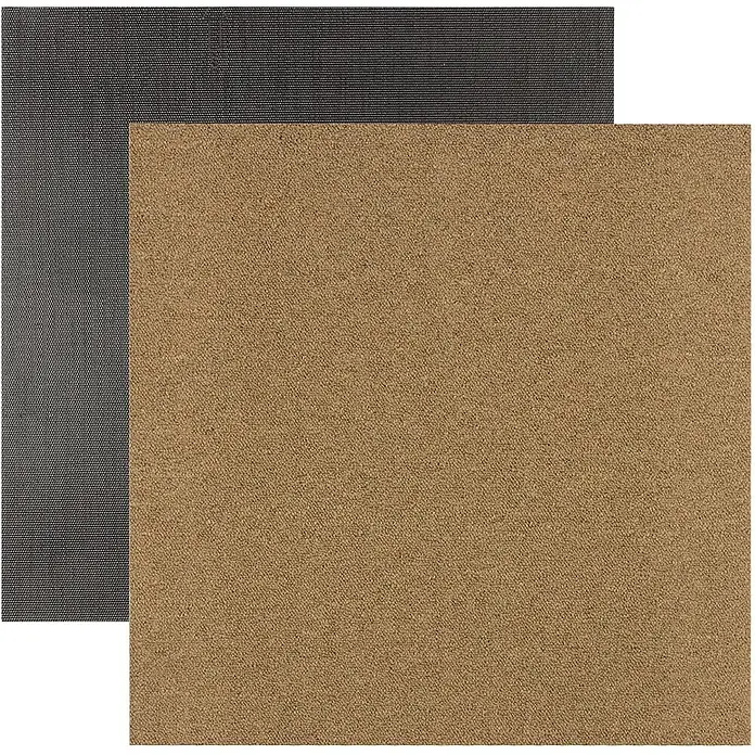 Floordirekt Teppichfliese Edinburgh - 50 x 50 cm - 0,25 m² - Beige -  - Zwei überlappende Mattenmuster: eine dunkelgraue, texturierte Anti-Rutsch-Unterlage und eine hellbraune, faserige Mattenoberfläche.
