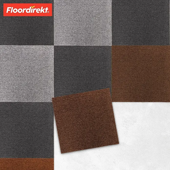 Floordirekt Teppichfliese Moscow 50 x 50 cm Dunkelbraun -  - Modulare Teppichfliesen in Dunkelgrau, Hellgrau und Braun, im Schachbrettmuster angeordnet, eine Fliese schräg.