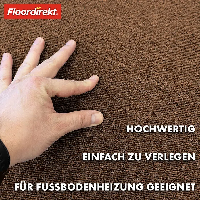 Floordirekt Teppichfliese Moscow Selbstliegend 50 x 50 cm 0,25 m² Beige -  - Brauner, strukturierter Bodenbelag. Eine Hand berührt das hochwertige, einfach zu verlegende Material, geeignet für Fußbodenheizung.
