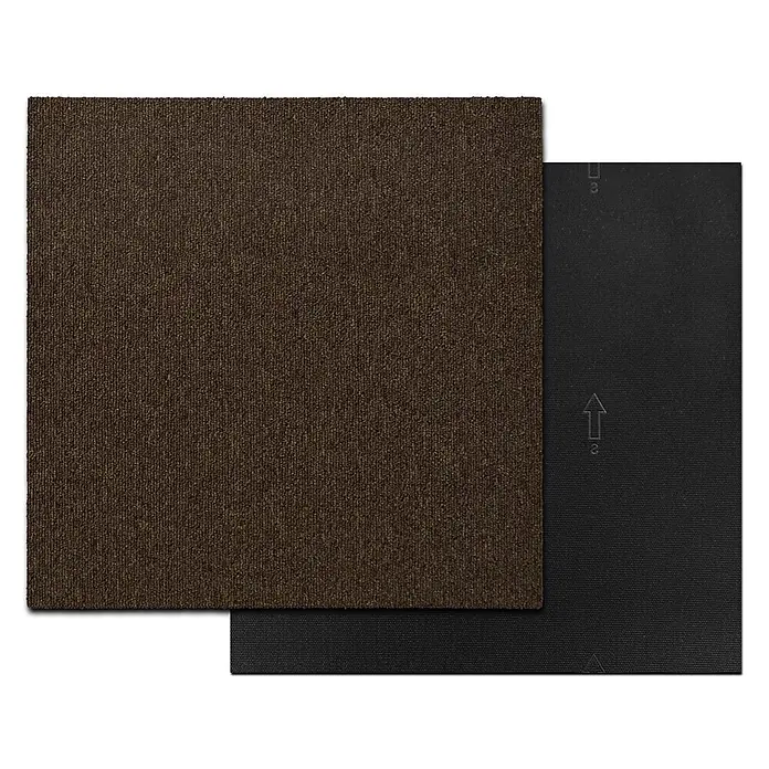 Floordirekt Teppichfliese Lyonn Braun 50 x 50 cm 0,25 m² -  - Braune, texturierte Teppichfliese oben, überlappend eine schwarze Rückseitenfliese mit Ausrichtungspfeilen.