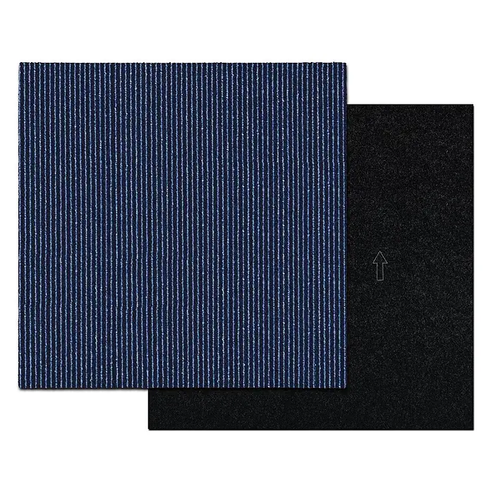 Floordirekt Teppichfliese Bohemia - 50 x 50 cm - 0,25 m² - Dunkelblau -  - Blaue Teppichfliese mit hellblauen Streifen, zeigt die strukturierte Oberseite und schwarze Rückseite mit Installationspfeil.