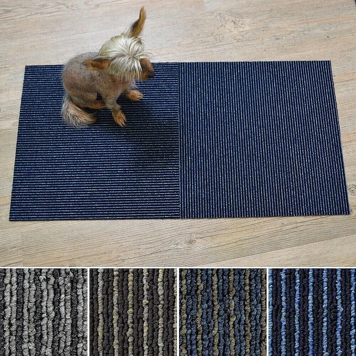 Floordirekt Teppichfliese Bohemia - 50 x 50 cm - 0,25 m² - Dunkelblau -  - Ein kleiner Hund sitzt auf einer dunkelblauen gestreiften Fußmatte, die zwei verschiedene Streifenmuster und die Mattenstruktur zeigt.