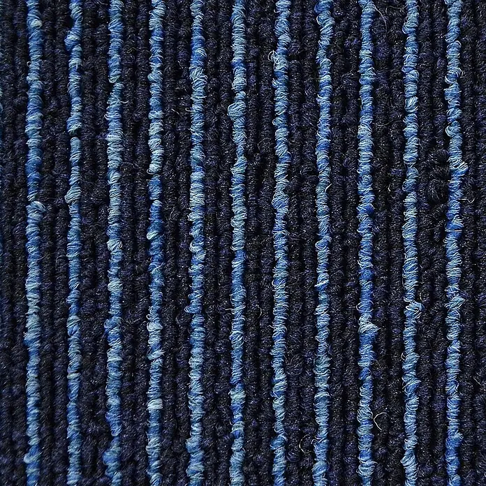 Floordirekt Teppichfliese Bohemia - 50 x 50 cm - 0,25 m² - Dunkelblau -  - Nahaufnahme eines blau gestreiften Teppichs mit strukturierten vertikalen Linien aus dunklen und hellen blauen Fasern.